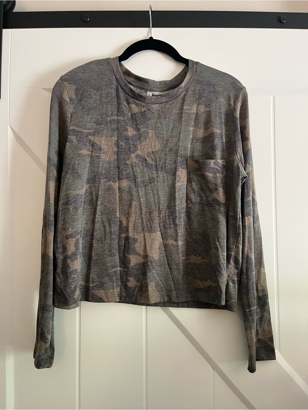 Cropped Long-Sleeve Camo Pocket Tee